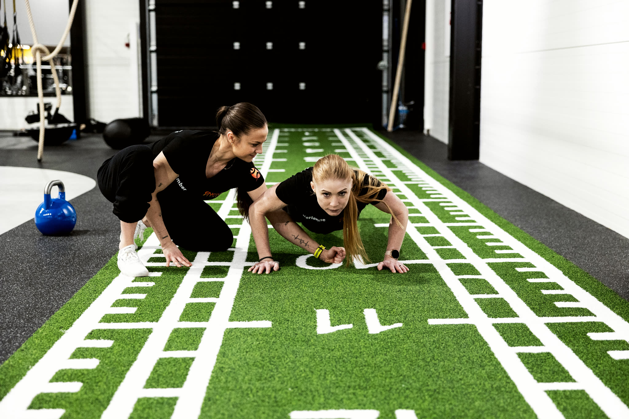 Trening på kunstgresset hos ENERGY Fitness