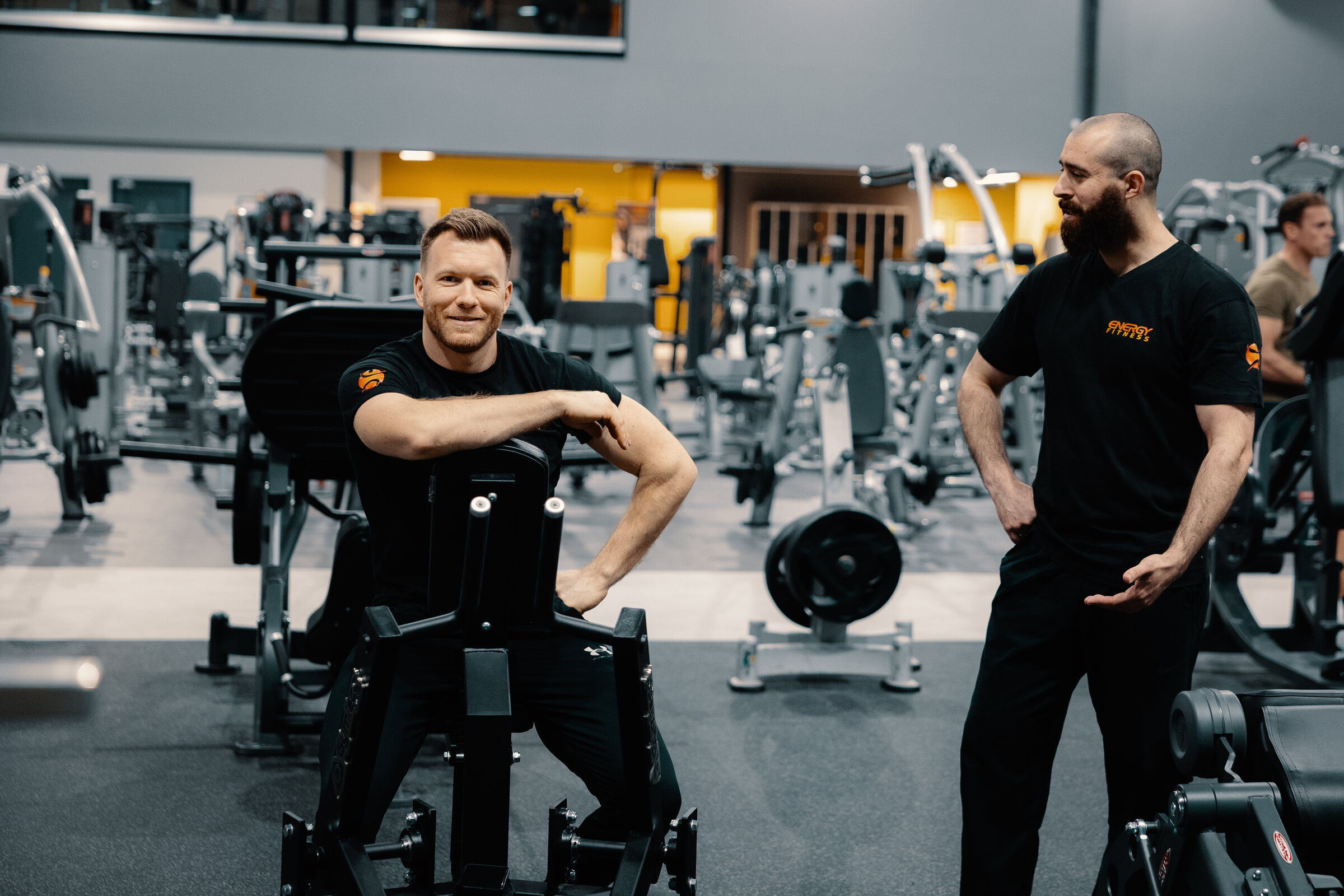To personlige trenere fra ENERGY Fitness i treningssalen
